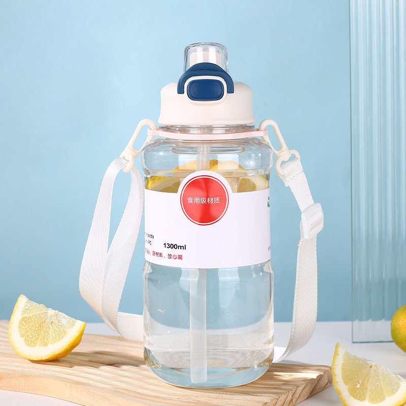 Taza de plástico de grado alimenticio doble taza de agua con mango de cinturón taza de agua conveniente con taza de escala moderna simple sin