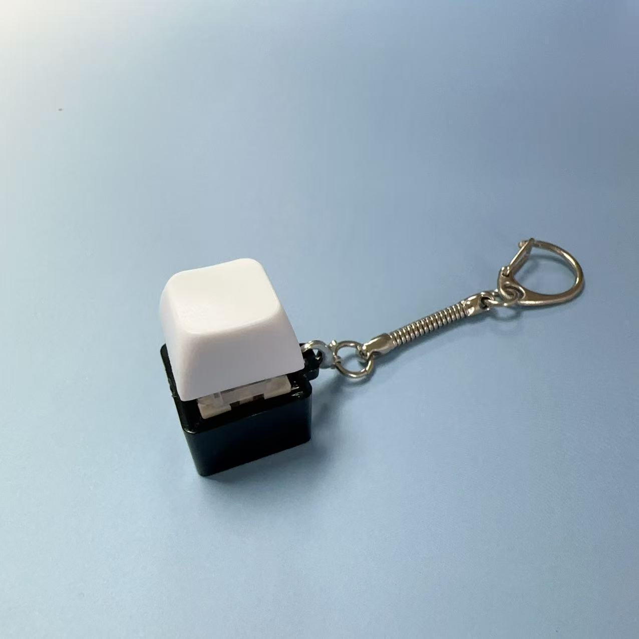 Single button black shell-white hat