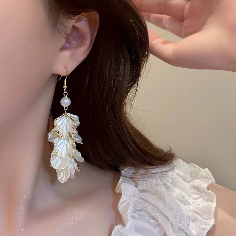 Brincos pendentes com pérolas e borlas de pétalas estilo francês_voghion.com