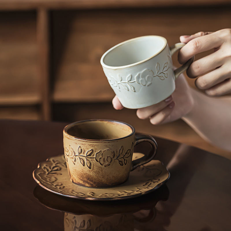 Antigua rima completa [Corazón-movimiento de un vistazo] antigua taza de café en relieve y platillo taza de gres de lujo de estilo europeo