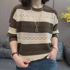 2025春夏の新型女性のストライプのニットのカジュアルファッションに合わせて透かし彫りのセーターが痩せています。