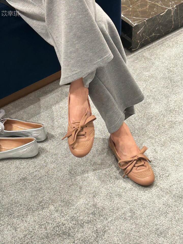 Giày búp bê nữ da cừu cổ thấp đế bằng buộc dây phong cách retro — Bạc, hàng có sẵn, Màu nude, hàng có sẵn, Màu trắng kem, hàng có sẵn chi tiết 26