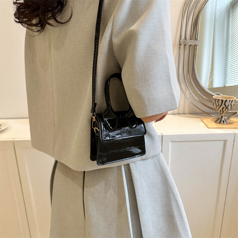 187g Weight Sewing Thread Fashion Element Magnetic Buckle Closure Type Single Shoulder Strap Strap Type Shoulder Bag Bags Type Casual Occasion Pu Leather Material Solid Color Pattern All Seasons Season Women's Gender Streetwear Style Square Shape Small Size Women's Small Pu Leather Solid Color Streetwear Sewing Thread Square Magnetic Buckle Shoulder Bag 21