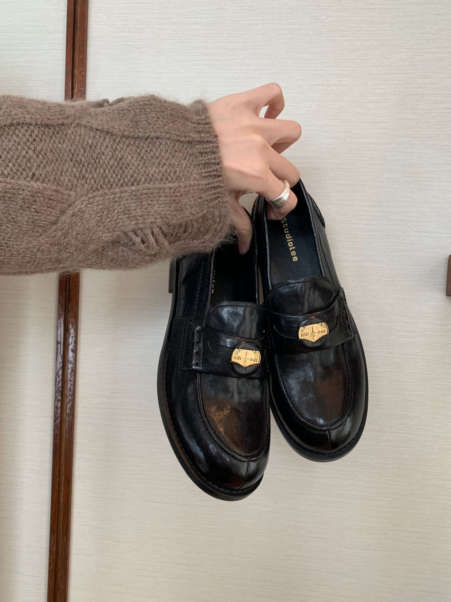 手で色を塗る金貨の楽福靴の女性の英倫の小さい革靴のデザイン感の小さい大衆の復古の太さと明るい皮の丸い靴