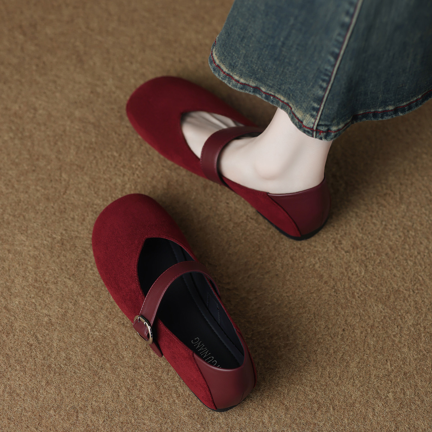 2026 verano retro coreano de color sólido hebilla casual interior de altura retro boca ligera universal zapatos de tacón único