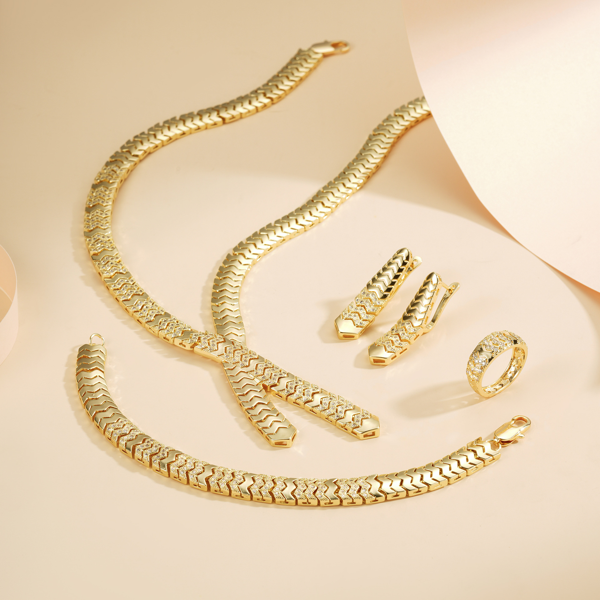 Diseño de lujo ligero transfronterizo conjunto de joyería de alta gama collar de mujer pendientes de bronce 14K anillo brazalete conjunto de cuatro piezas