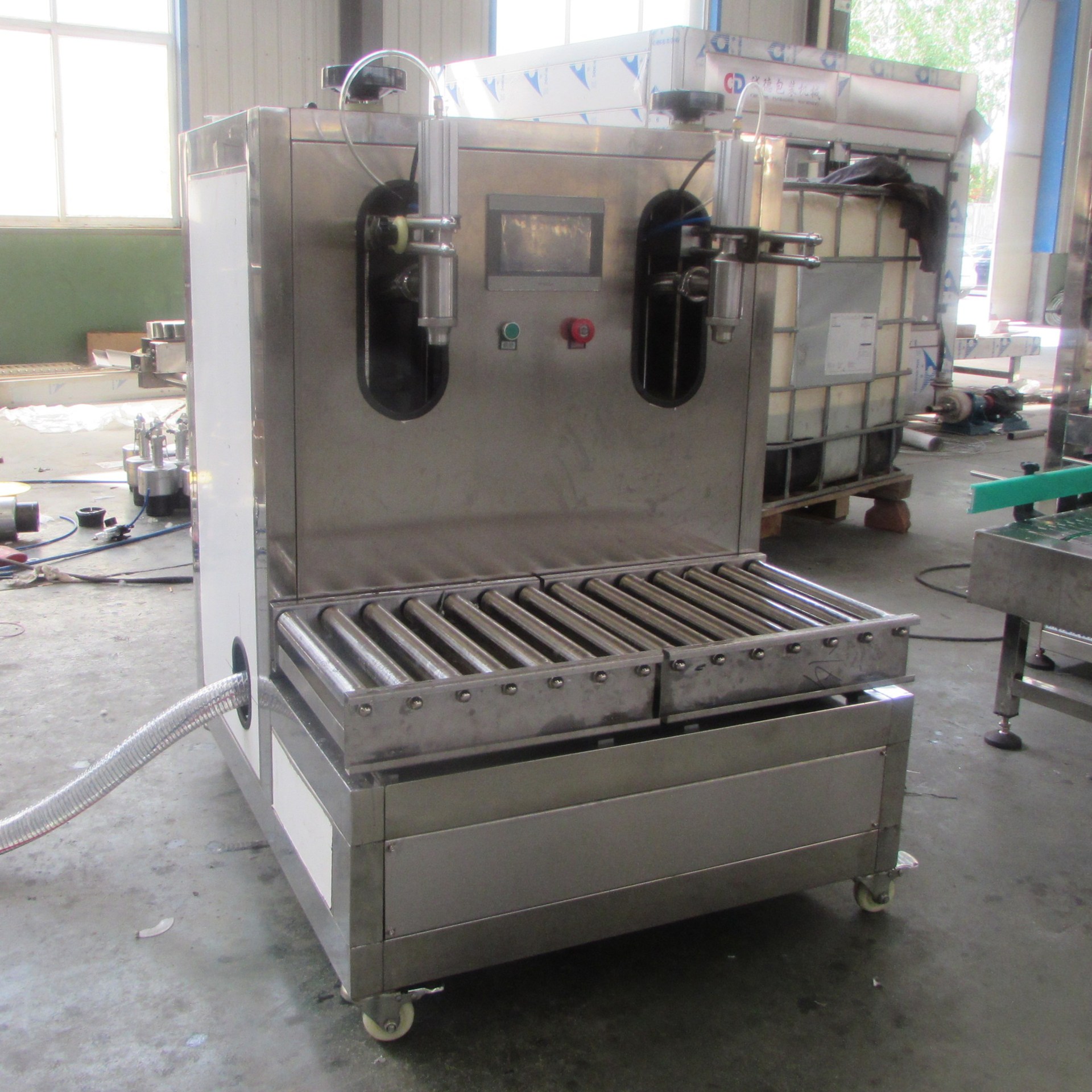 源头厂家半自动称重式液体定量灌装机18升液体肥料化肥农药灌装机