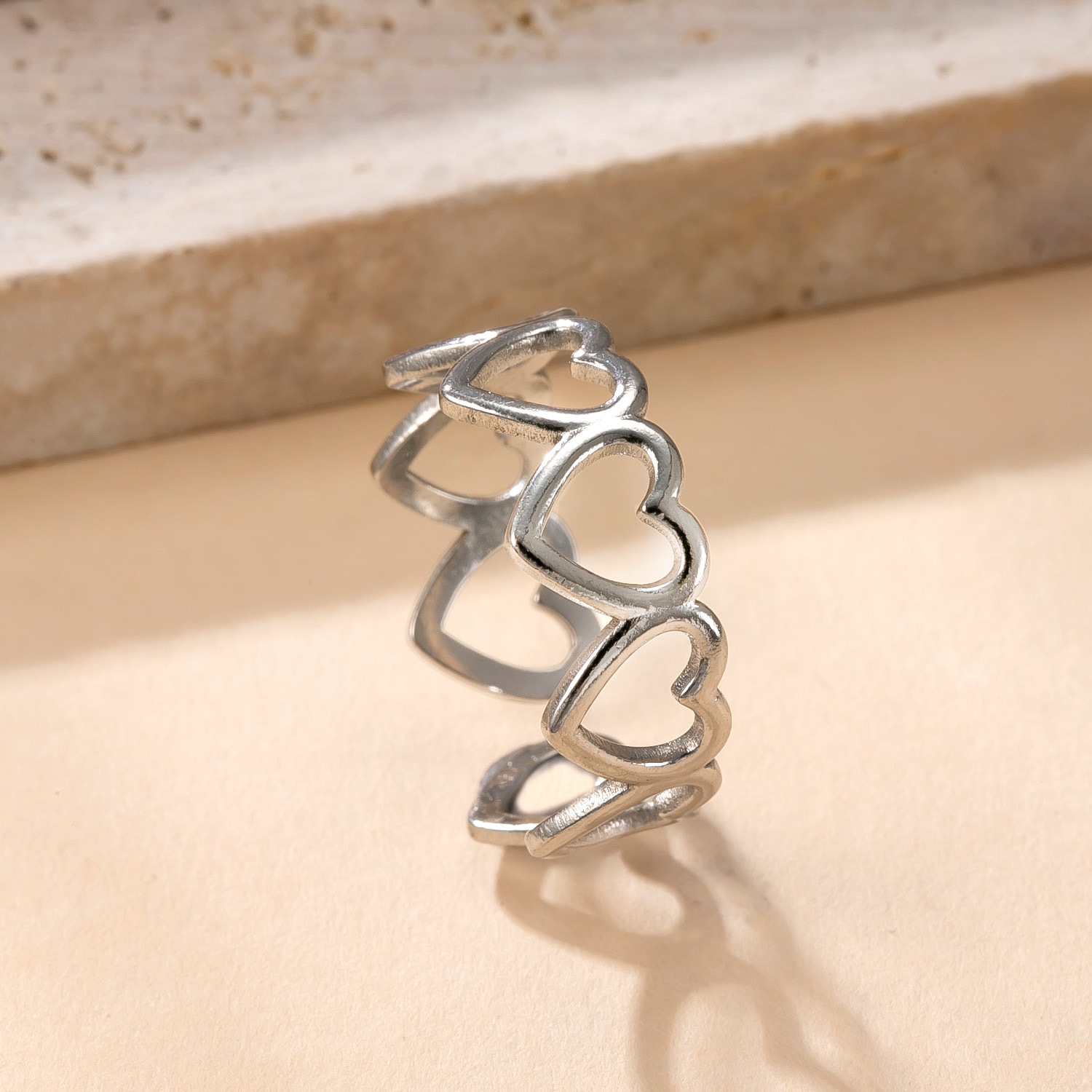 Venta caliente transfronteriza anillo abierto de acero inoxidable acero titanio no se desvanece joyería de mano simple presión de aceite hueco amor fábrica de anillos
