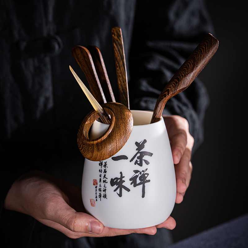 Ganador de ganancia de seda de cabra de jade de porcelana blanca de madera sólida ceremonia del té seis caballeros conjunto de cerámica multifuncional accesorios de vasija de barril