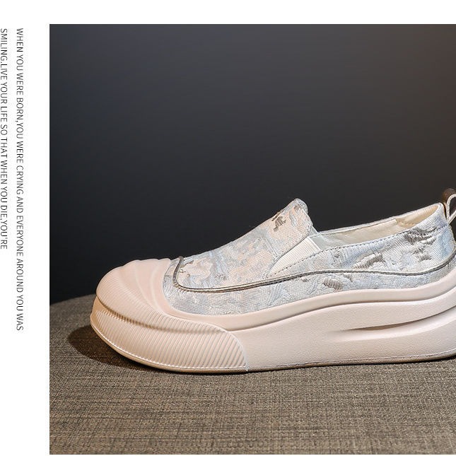 Zapatos de lona de base gruesa de verano para mujeres Xiaoboan nuevo estilo chino 2024 nuevo zapato de altura de concha de cabeza explosión