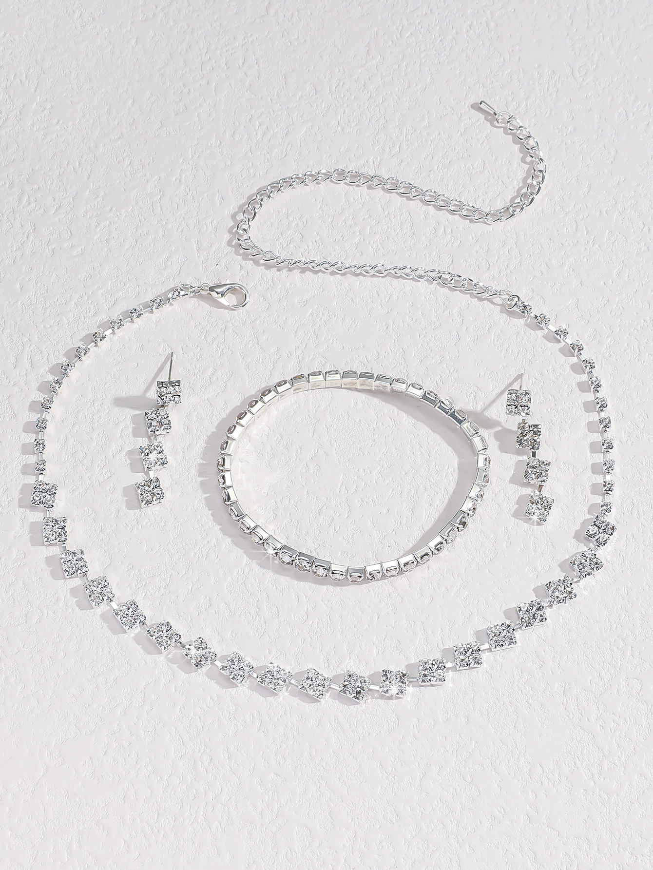 Ensemble de collier à griffes exquis, boucles d'oreilles en zircon, bracelet, chaîne de clavicule, accessoires de robe de soirée en trois pièces_voghion.com