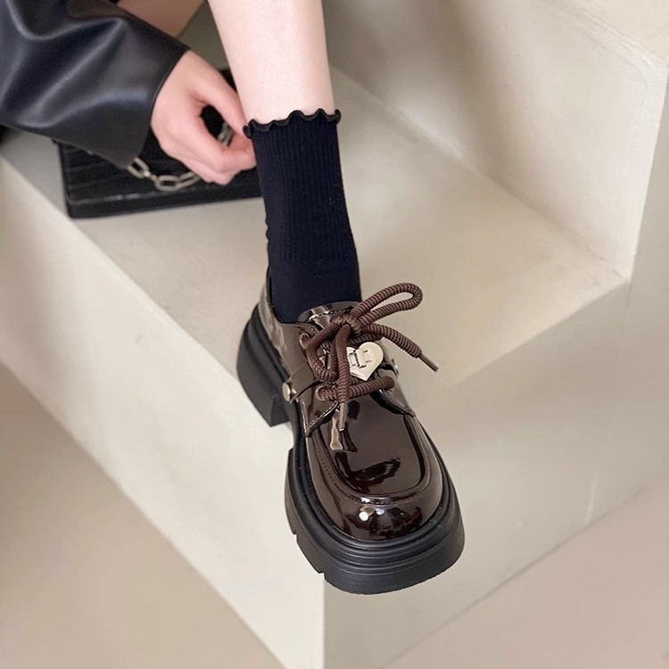 Pequeños zapatos de cuero para mujeres 2025, nuevo estilo de primavera francesa arco retro estilo británico suela gruesa aumentó los zapatos Mary Jane Lefour