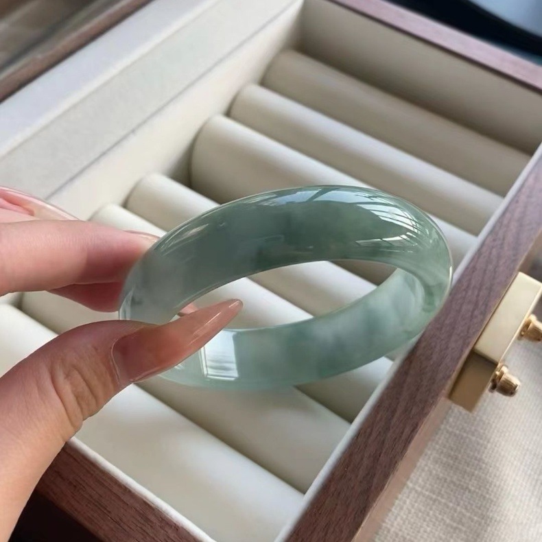 Vòng tay ngọc bích tự nhiên Myanmar cấp 5A, phong thủy dưỡng sinh, đường kính trong 52–64 mm chi tiết 3