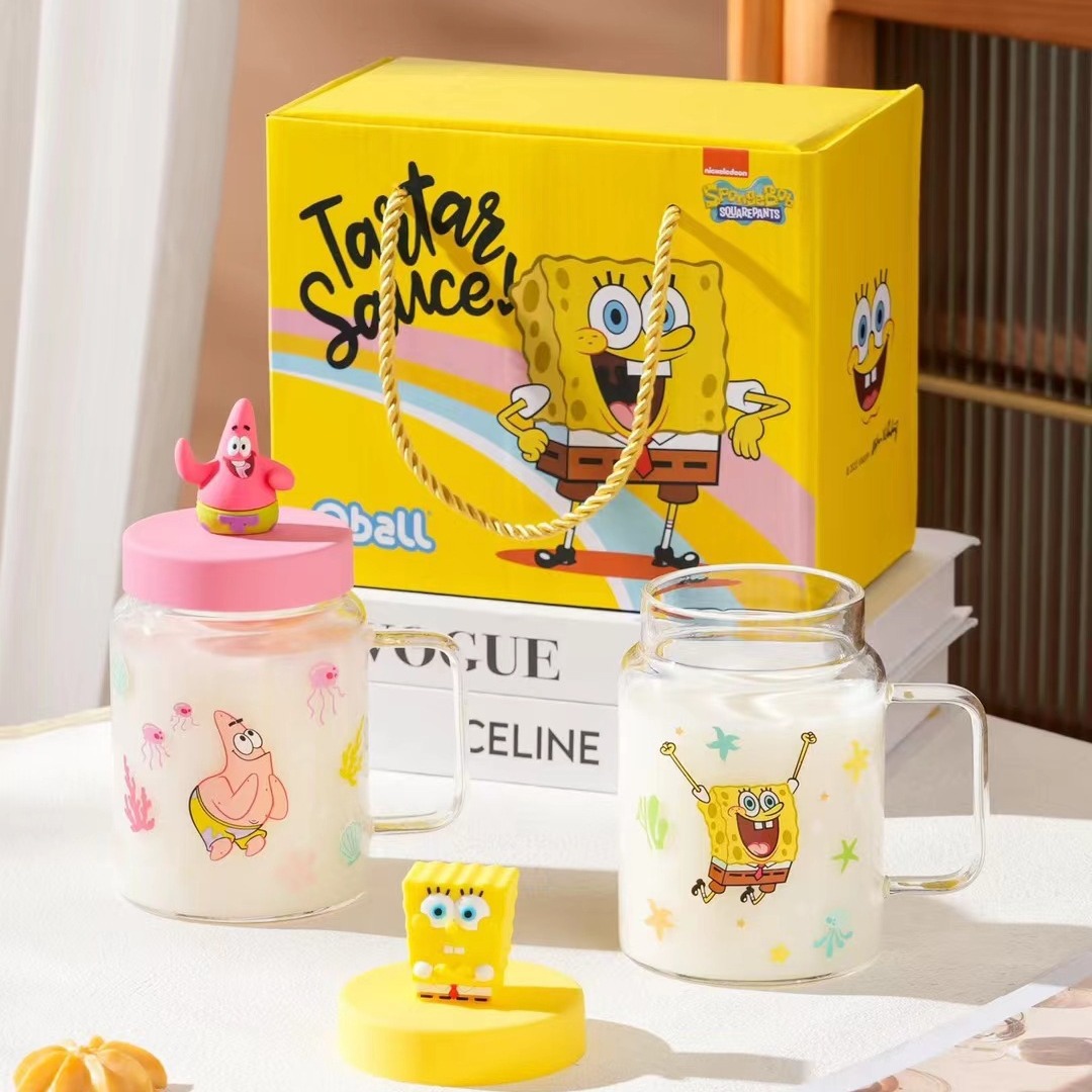 Personalidad creativa esponja bebé autorizado de dibujos animados de vidrio para el hogar regalo de la mano de alta apariencia Linda muñeca taza con tapa