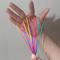 子供が頭を動かして創意的に花の縄をひっくり返します。