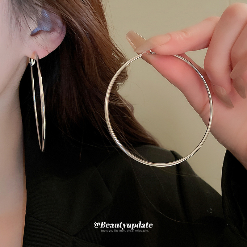 Aguja de plata minimalista redondo liso pendientes nicho estilo frío pendientes elegantes de Cercanías de alta calidad pendientes de moda al por mayor