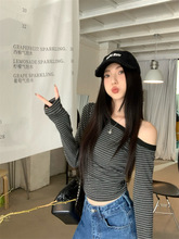 设计感灰色条纹斜肩长袖T恤女春季韩系小众别致修身内搭露肩上衣
