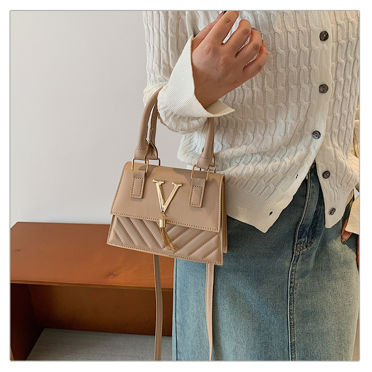 This year, trendy, fashionable and high-quality handbags are in vogue. Women's bags with stylish tassels and unique diagonal patterns are single-shoulder crossbody women's bags undefined