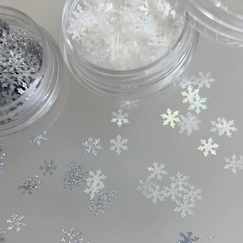 Christmas-themed snowflake sequin nail art accessories, fine glitter diamonds, white snowflake press-on nails, nail decoration accessories