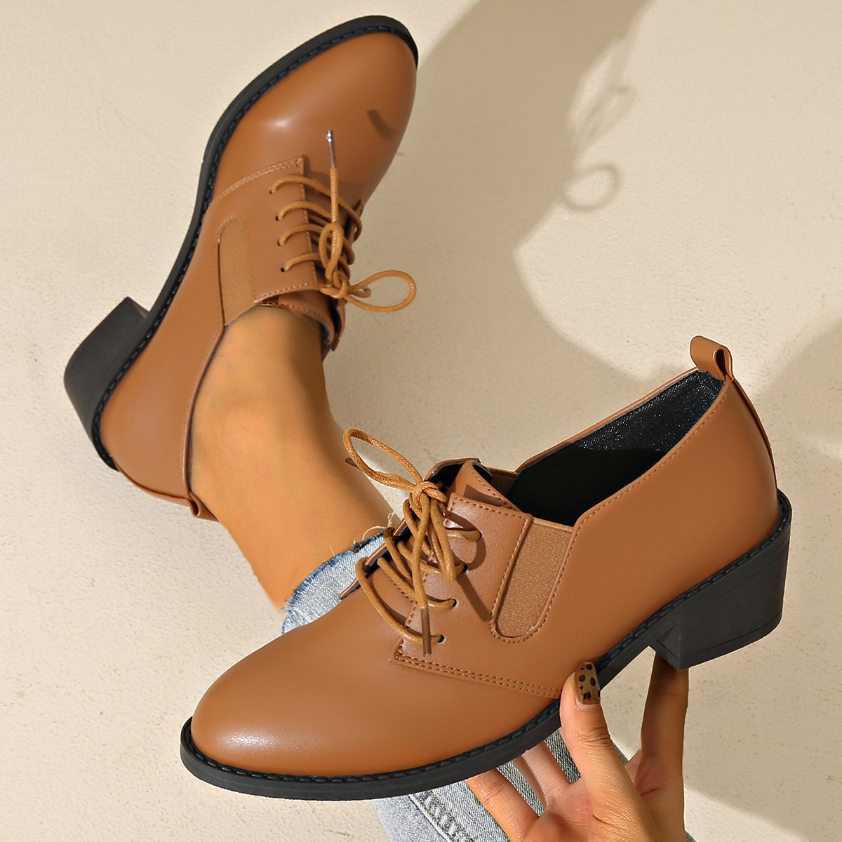 Damesschoenen met dikke hak en vetersluiting in retrostijl, gemaakt van leer, lage modellen, professionele uitvoering, plus size._voghion.com