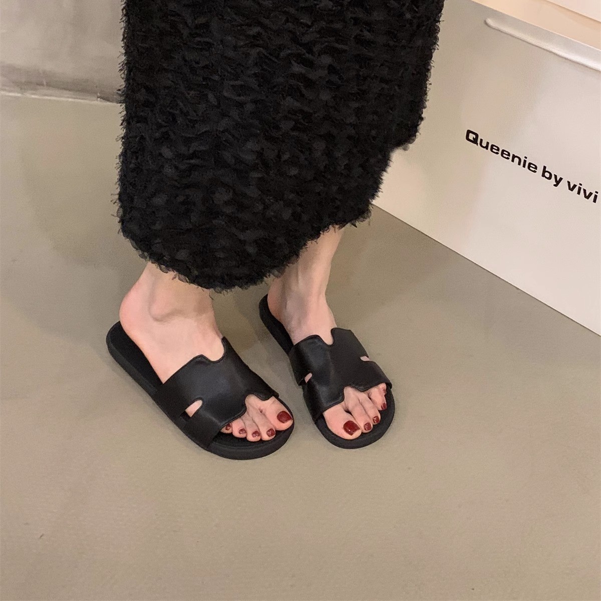 Sandalias y pantuflas francesas planas, zapatos de mujer, ropa exterior de moda 2025 nuevo verano con falda, sandalias de playa junto al mar