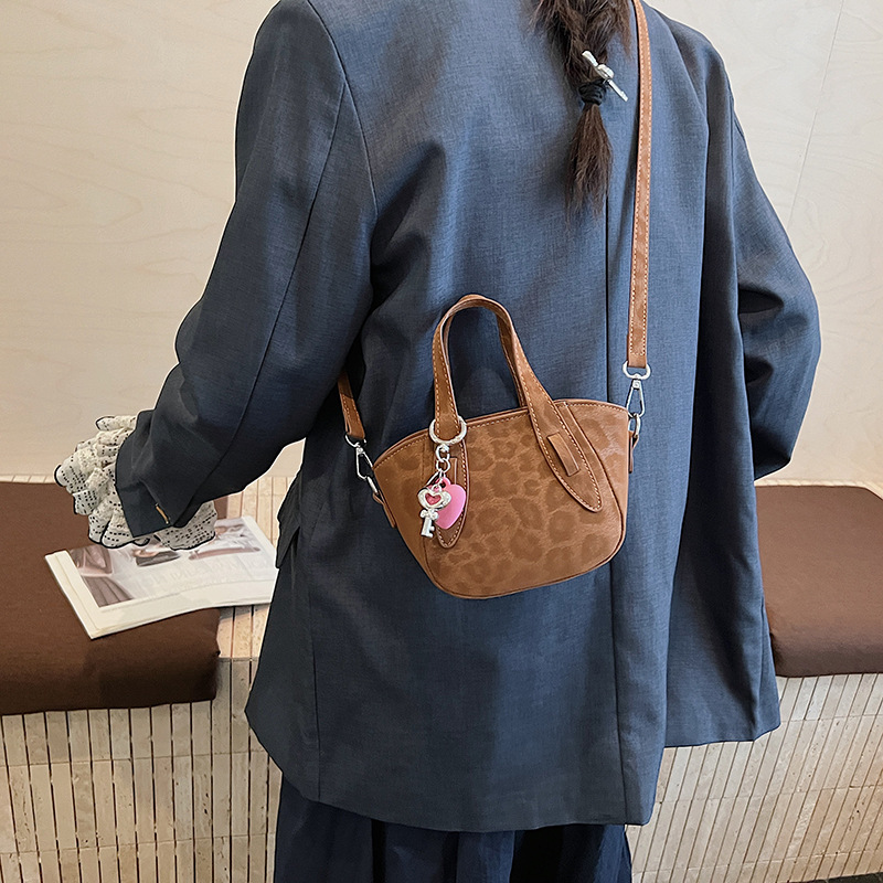 Retro nicho leopardo bolso de cubo de mujer otoño invierno 2025 nuevo tipo de bolso de cestas de verduras de mano bolsa de hombro casual mochila moda