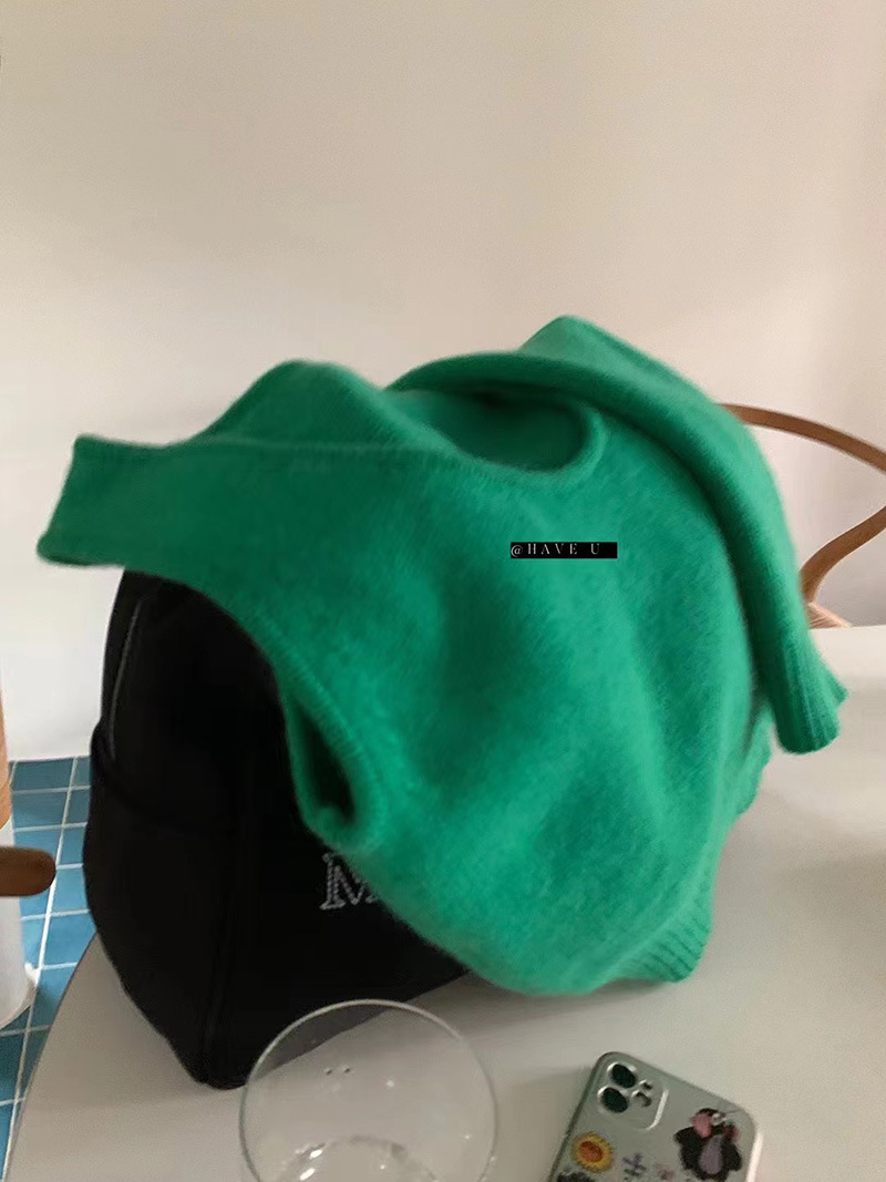 ウールニットのベストuネックの弾力性が短いです。