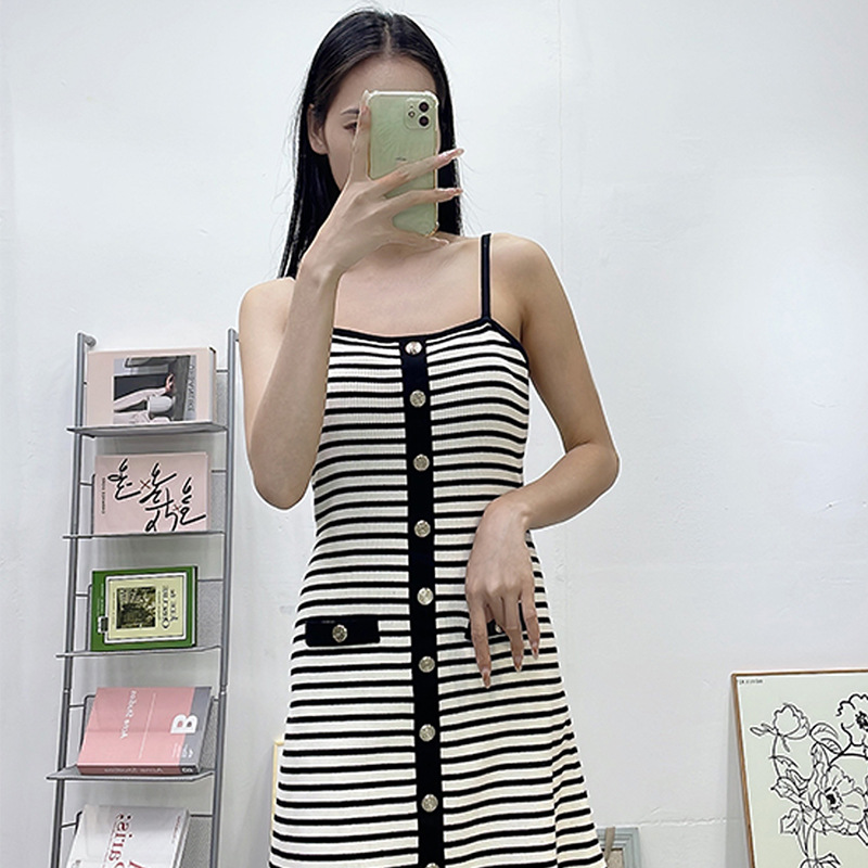 M家 24夏季新款女法式气质黑白撞色条纹单排扣针织吊带连衣裙短裙