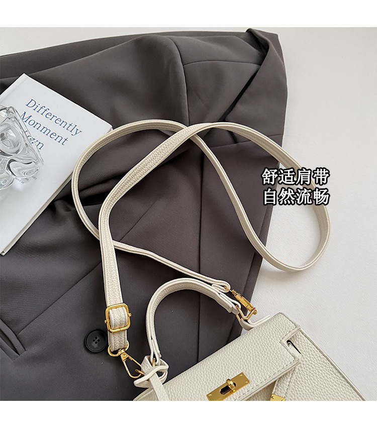 This year, a new women's casual summer single-shoulder crossbody bag with a niche design is in vogue. The hand-held small square bag is popular undefined
