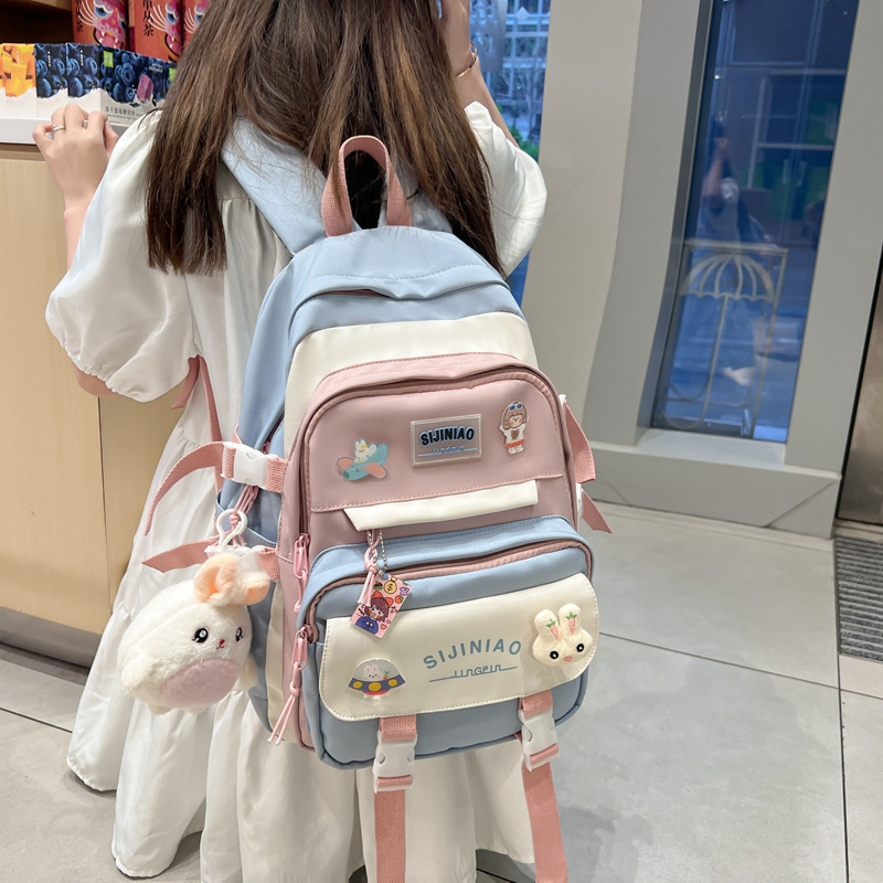 かばんの女性は背もたれを背負っています。|undefined