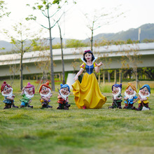 卡通人物玻璃鋼童話雕塑草坪小矮人和白雪公主擺件幼兒園戶外裝飾
