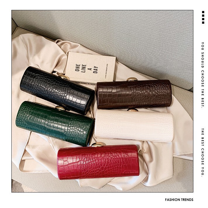 Autumn and Winter Warm Brown Crocodile Pattern Long Baguette Bag Clutch Bag Trendy Biker Dating Party Alias Bag