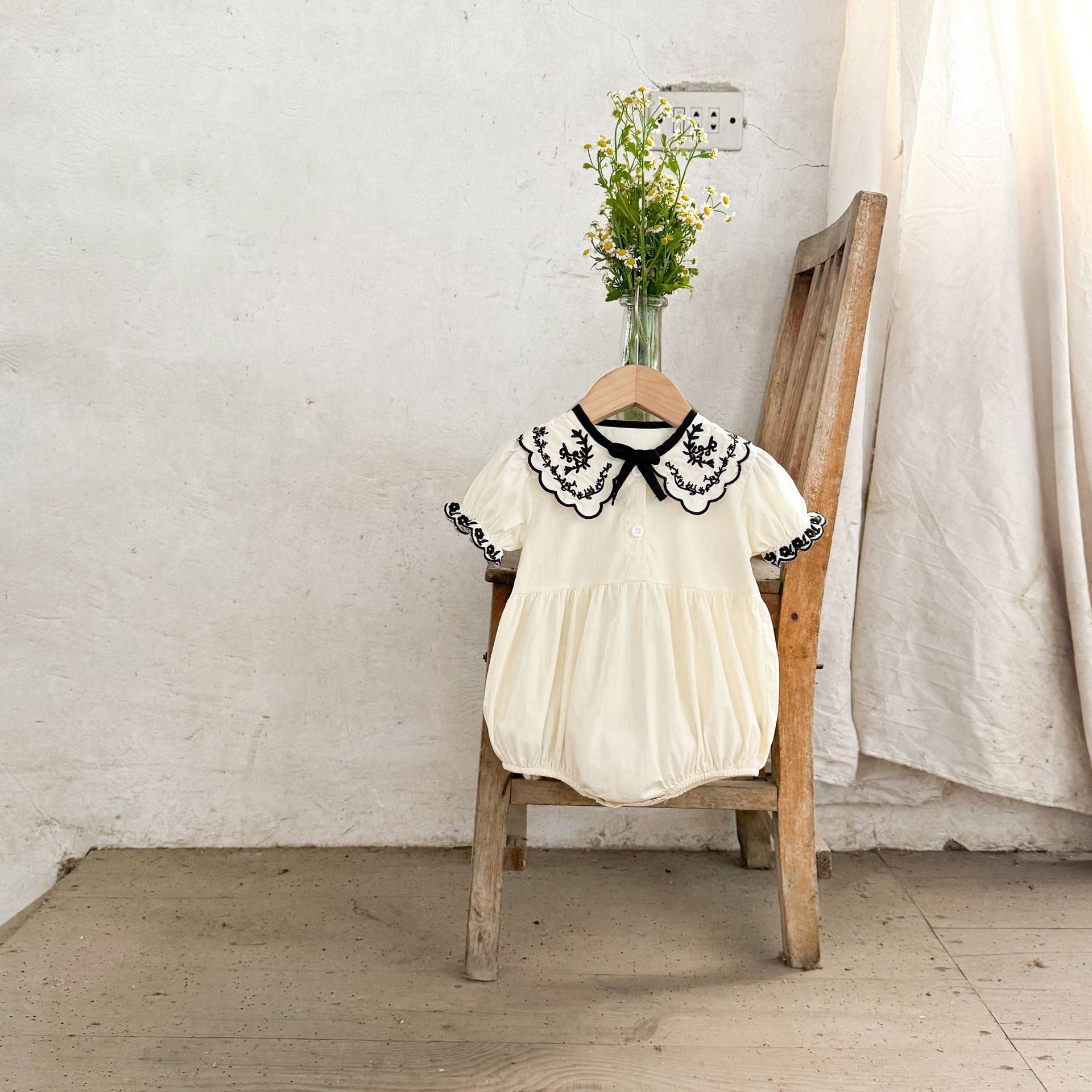 Ins versión coreana de las niñas bebé bordado de algodón puro solapa bowknot mamelet bebé bebé niño suelto y suave mono