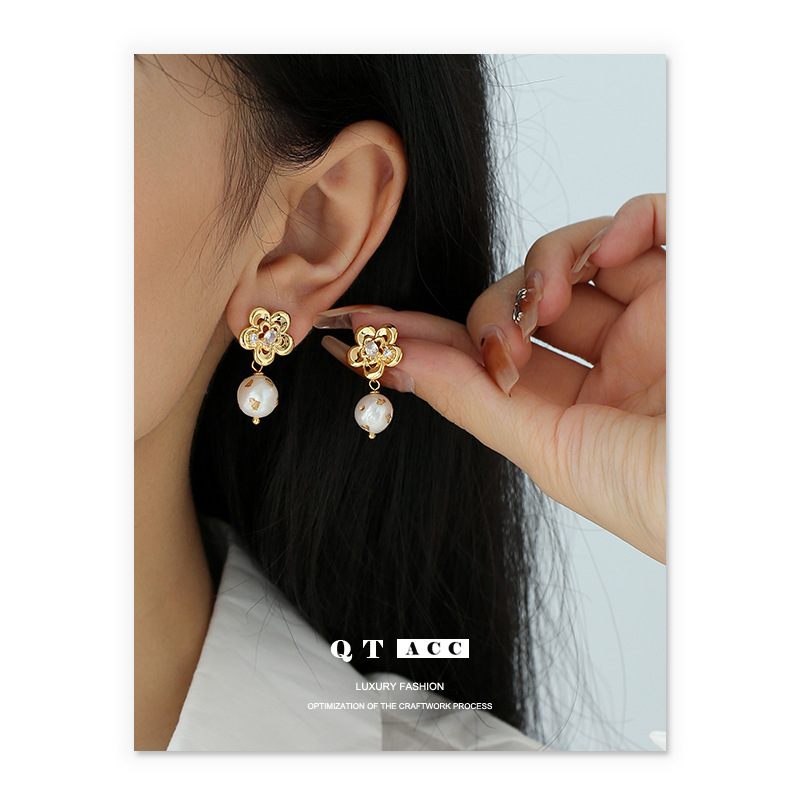 Nicho europeo y americano moda luz estilo lujo ZIRCON flor forma pendientes hoja de oro embellecido perla natural colgante pendientes para las mujeres