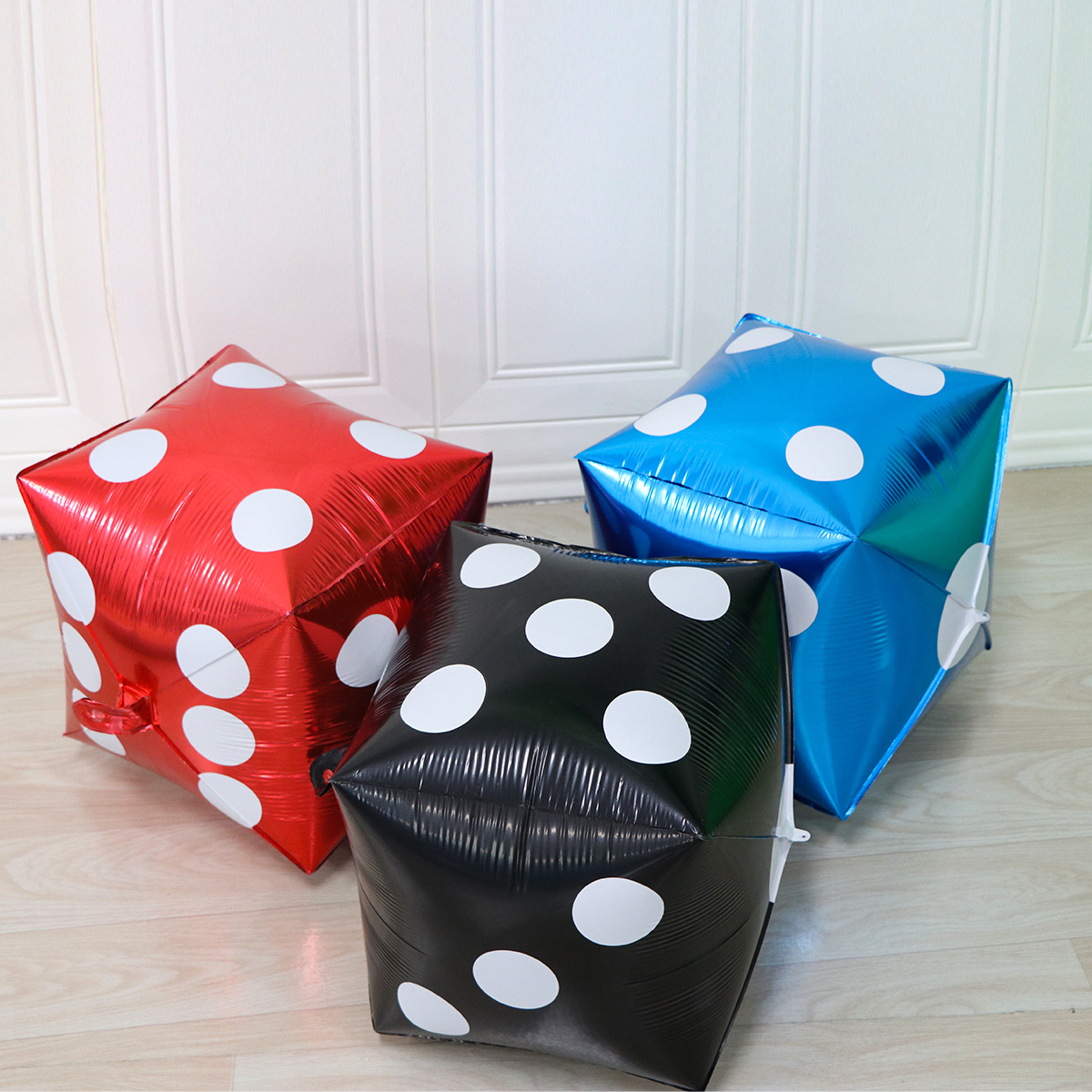Globo de película de aluminio 24 pulgadas 4D cuadrado de seis lados decoración de fiesta flor de ciruelo de picas rojas decoración de juguete dados qi