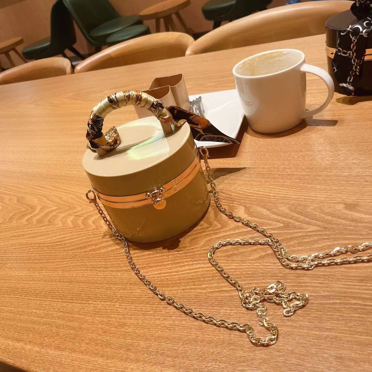 The 2025 new style women's bag is a trendy and fashionable candy-colored acrylic bag, a hand-held silk scarf, a lockable dinner bag, and a box bag undefined