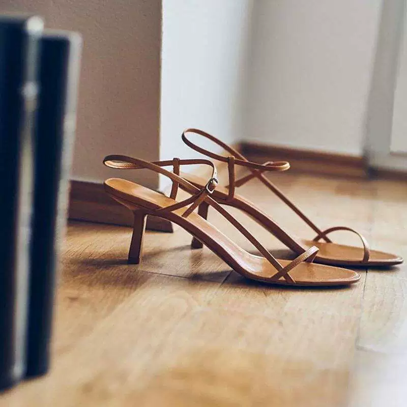 Женские босоножки на высоком каблуке-шпильке 2025 года, с металлическим декором, задней молнией, летние, корейский стиль.