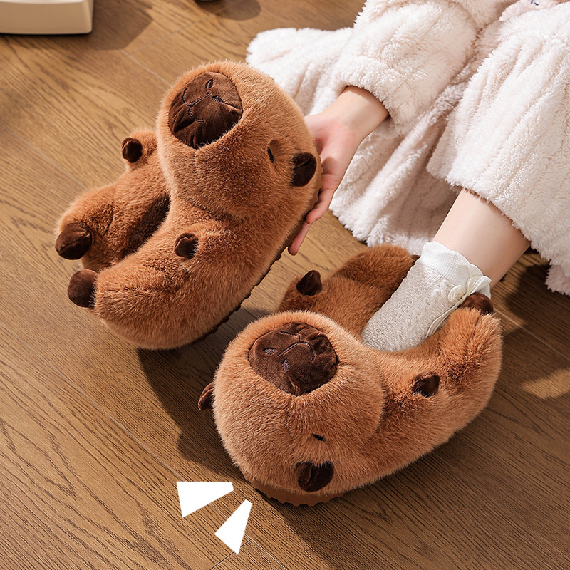 Zapatillas de algodón de invierno de mujer caliente y terciopelo 2025 nuevo casero lindo capibara pelusa gruesa tacones zapatos de algodón
