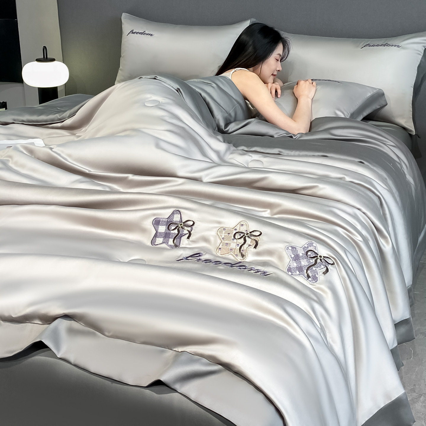 A类水洗冰丝夏凉被夏被四件套丝滑裸睡刺绣夏季空调被薄被子礼品a