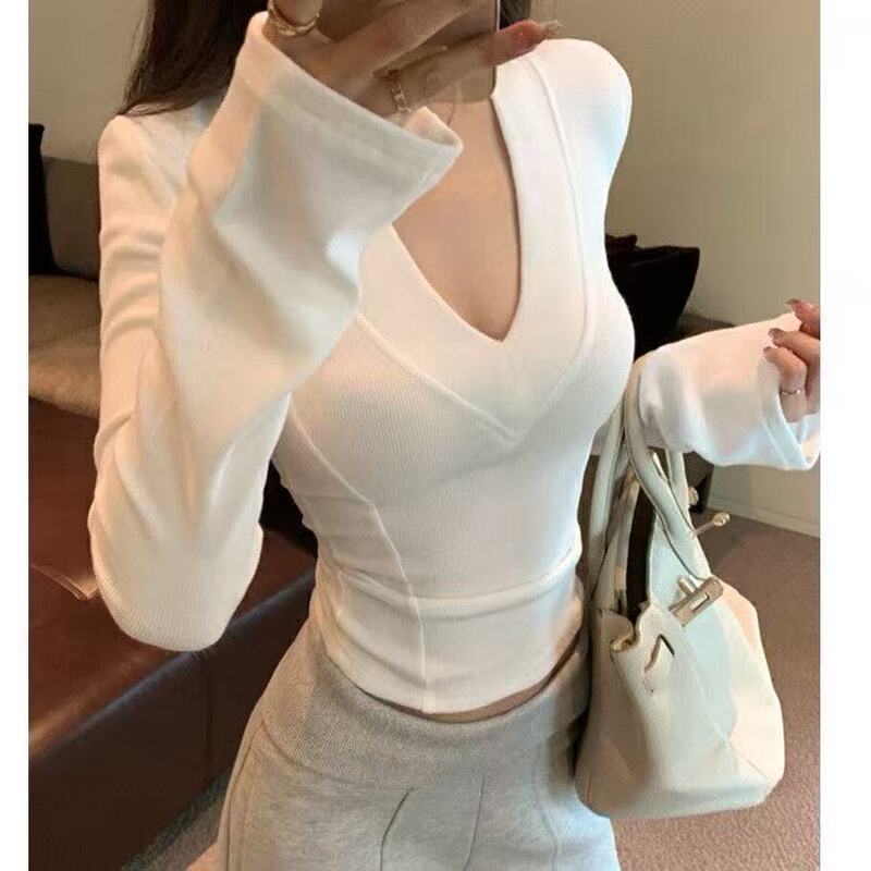 American hot girl style, straight shoulder V-neck long-sleeve t-shirt for women, vintage chic, figure-flattering, waist-cinching, high-end, pure and alluring inner top American hot girl style, straight shoulder V-neck long-sleeve t-shirt for women, vintage chic, figure-flattering, waist-cinching, high-end, pure and alluring inner top