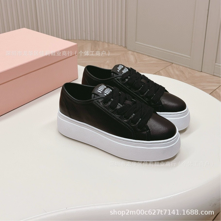 2024 Новый школьный стиль весны, дикая кожа, увеличенные маленькие белые туфли, туфли на толстой подошве, повседневные кроссовки, холст, туфли