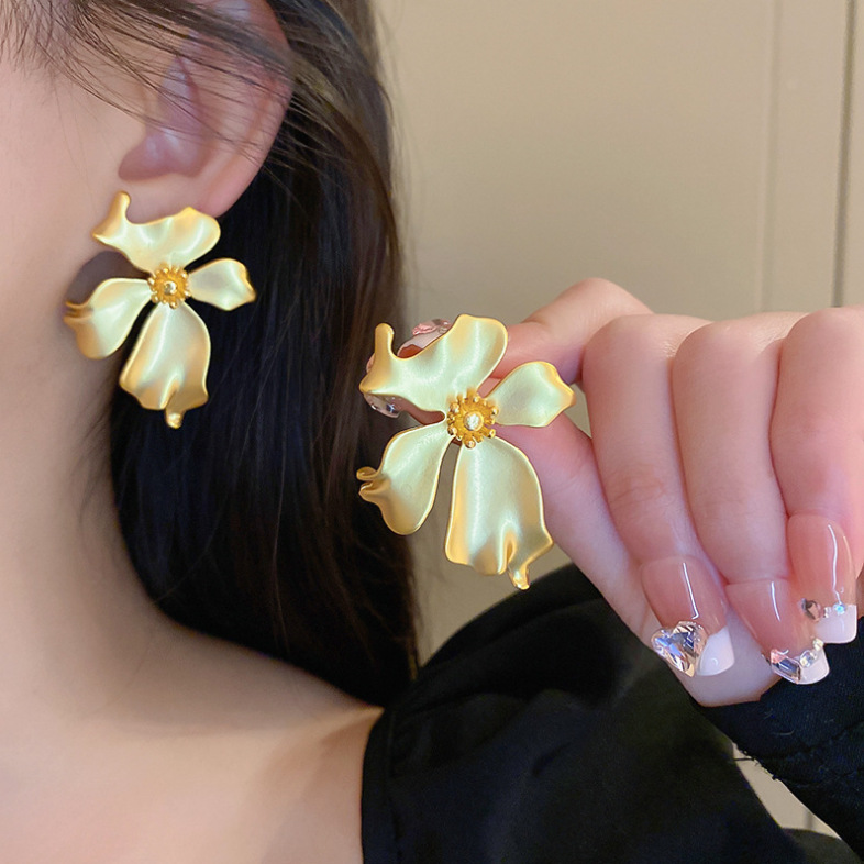 Retro elegant universal earrings