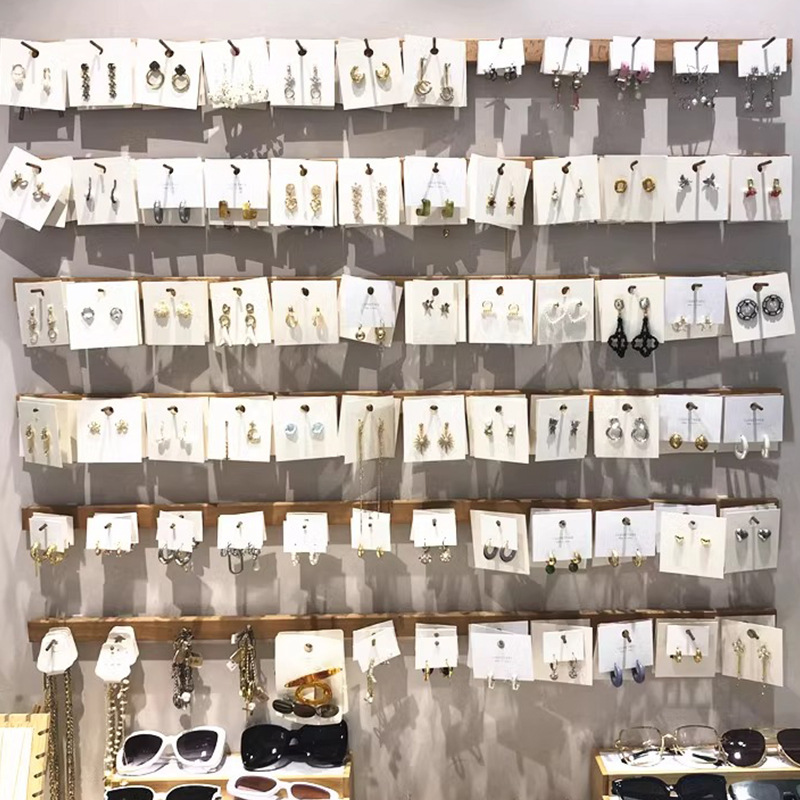 Retro estilo de estilo de puerto pernos femeninos 2025 nuevo popularidad en línea nicho de alta sensación pendientes orejetas de oro versátiles