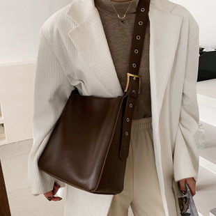 Capacious shoulder bag, brand fashionable one-shoulder bag, high-end
