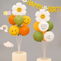 誕生日の風船のテーブルは子供の赤ちゃんの幼稚園の活動の屋外のパーティーの太陽の花のシーンの配置の道具を飾ります。