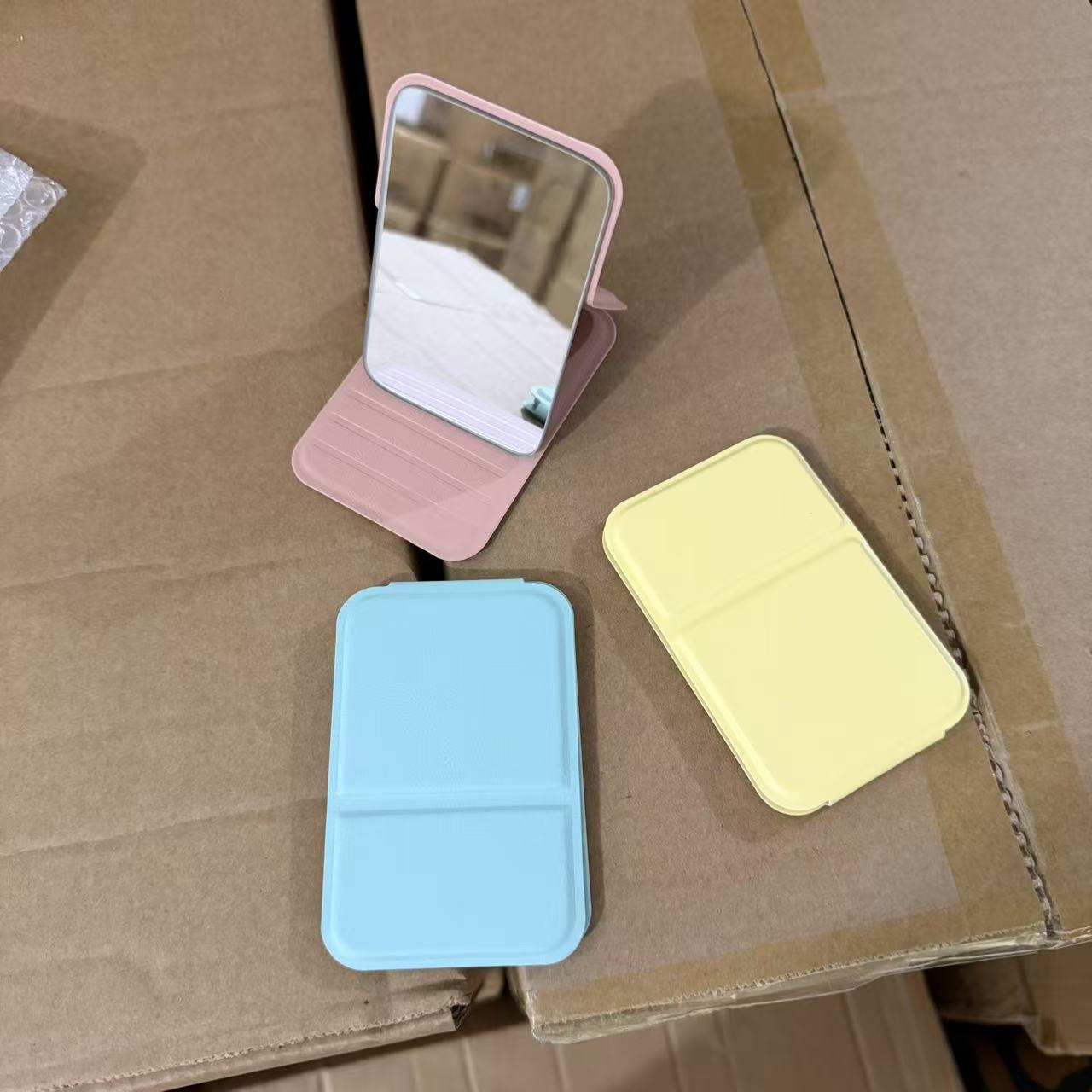 Espejo de Maquillaje Plegable Portátil de PU para Escritorio y Dormitorio image 2