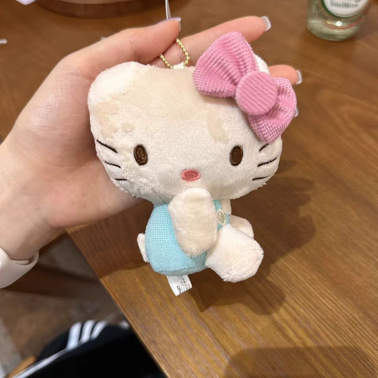新款hellokitty可爱玩偶侧坐凯蒂猫kt包挂件挂饰玩偶公仔挂件-阿里巴巴