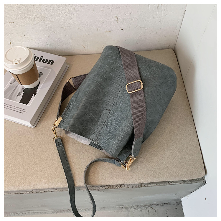 Fashionable Stylish One Shoulder Bag New Fashionable Temperament Underarm Bag Casual All-Matching Wide Shoulder Strap Bucket Bag display picture 2