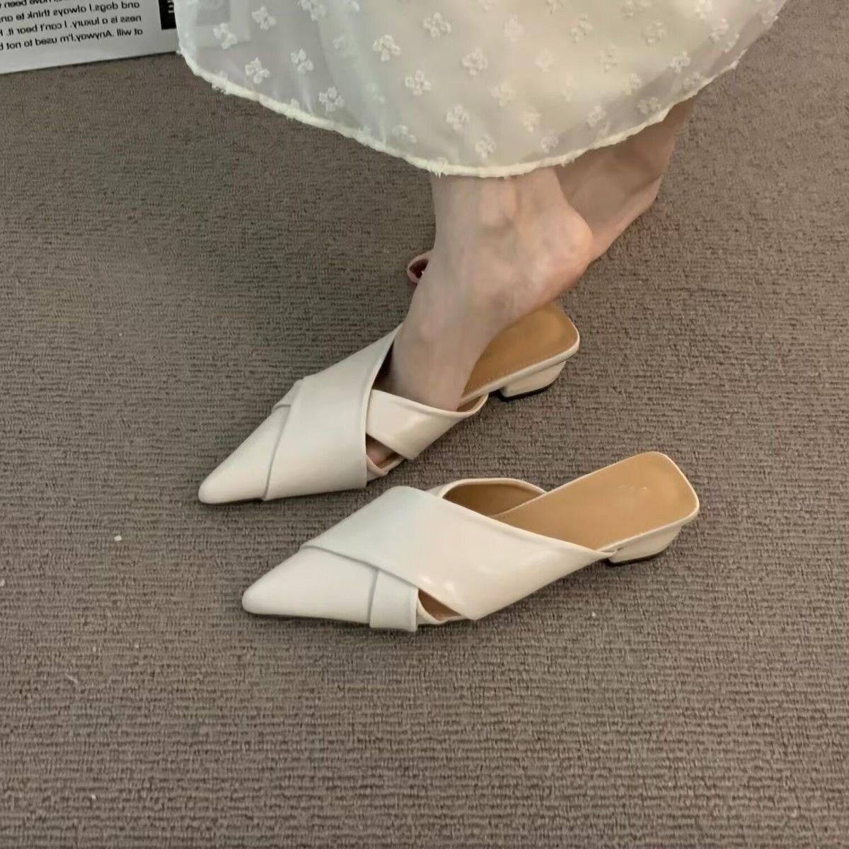2026 verano nuevo retro tacones bajos puntiagudos zapatos de mujer zapatos de media zapatilla