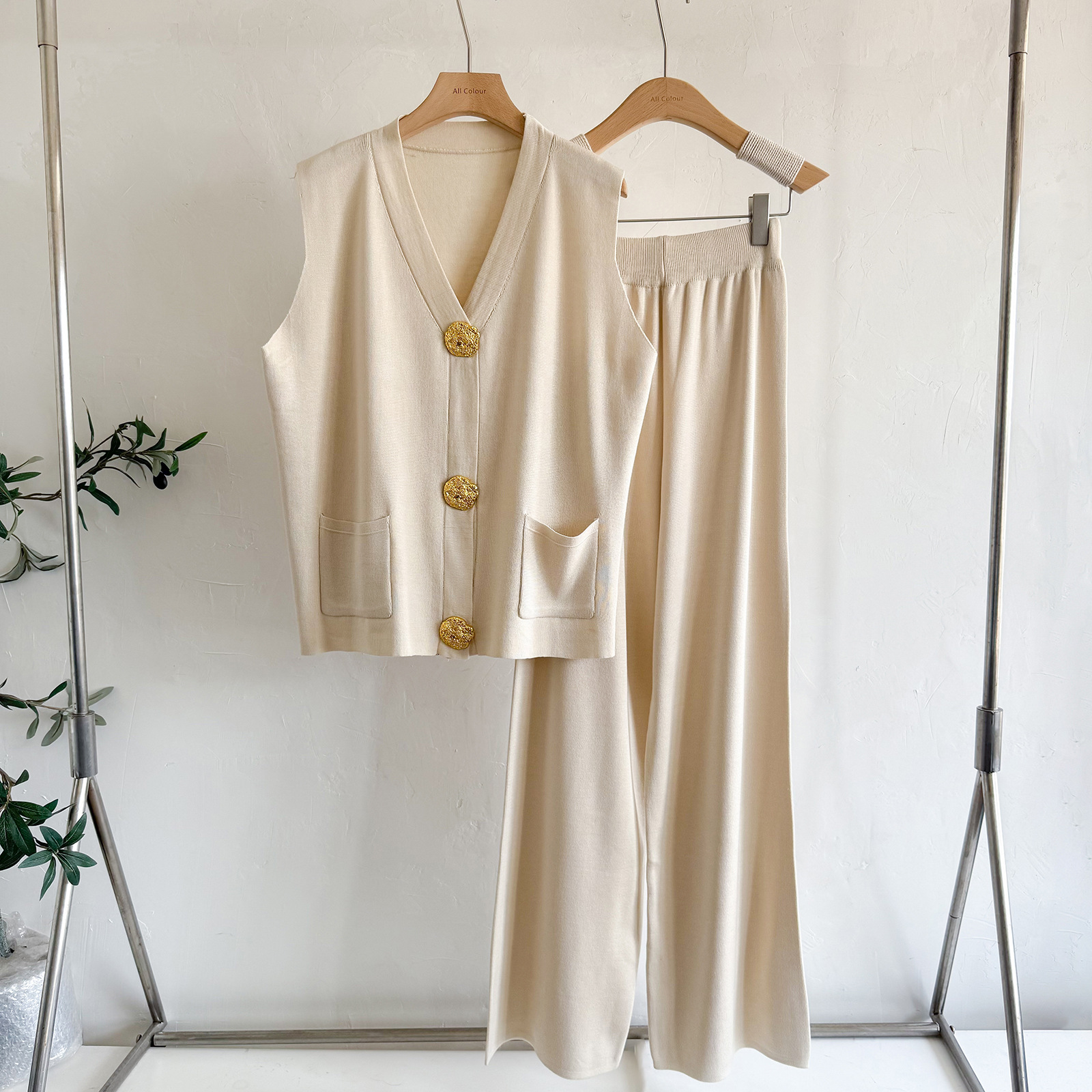 Conjunto de punto para mujer con chaleco botones oro y pantalón_voghion.com